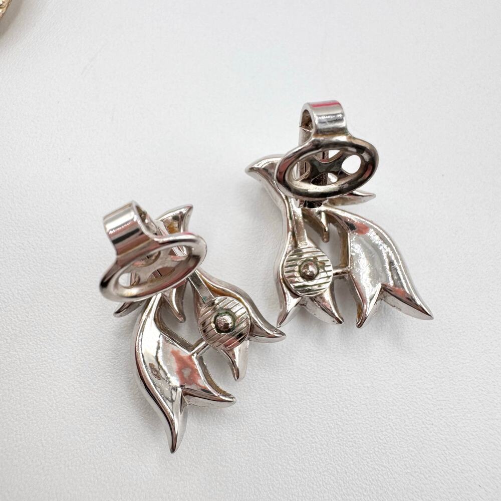 Vintage 3 Pair Clip On Earring Lot Includes Trifari & Unsigned Door Knocker - Picture 7 of 13